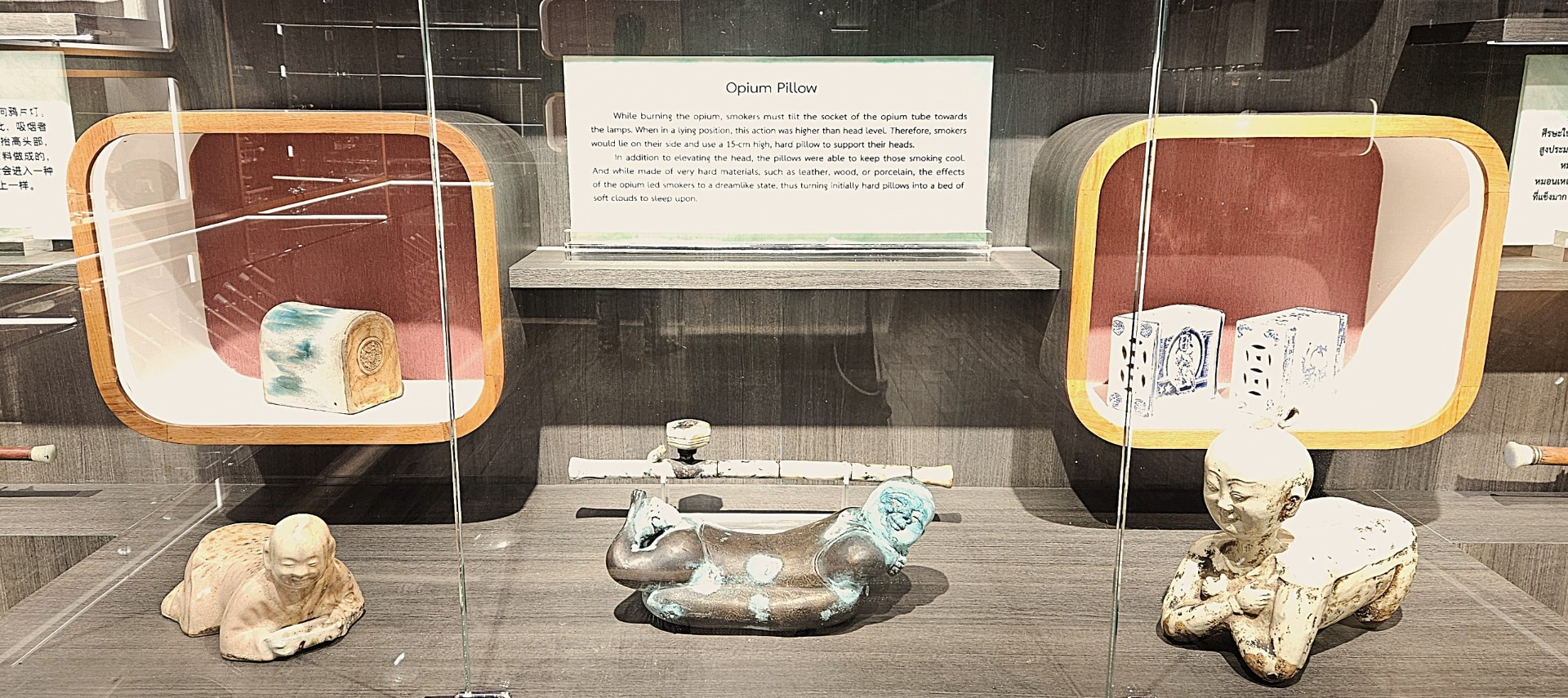 polštářky pod hlavu – nejlepší poloha pro kouření opia je vleže na boku s hlavou na TVRDÉM podkladu